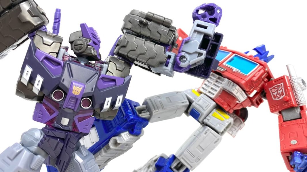 In Hand Image Of Transformers Legacy Evolution Tarn  (4 of 44)